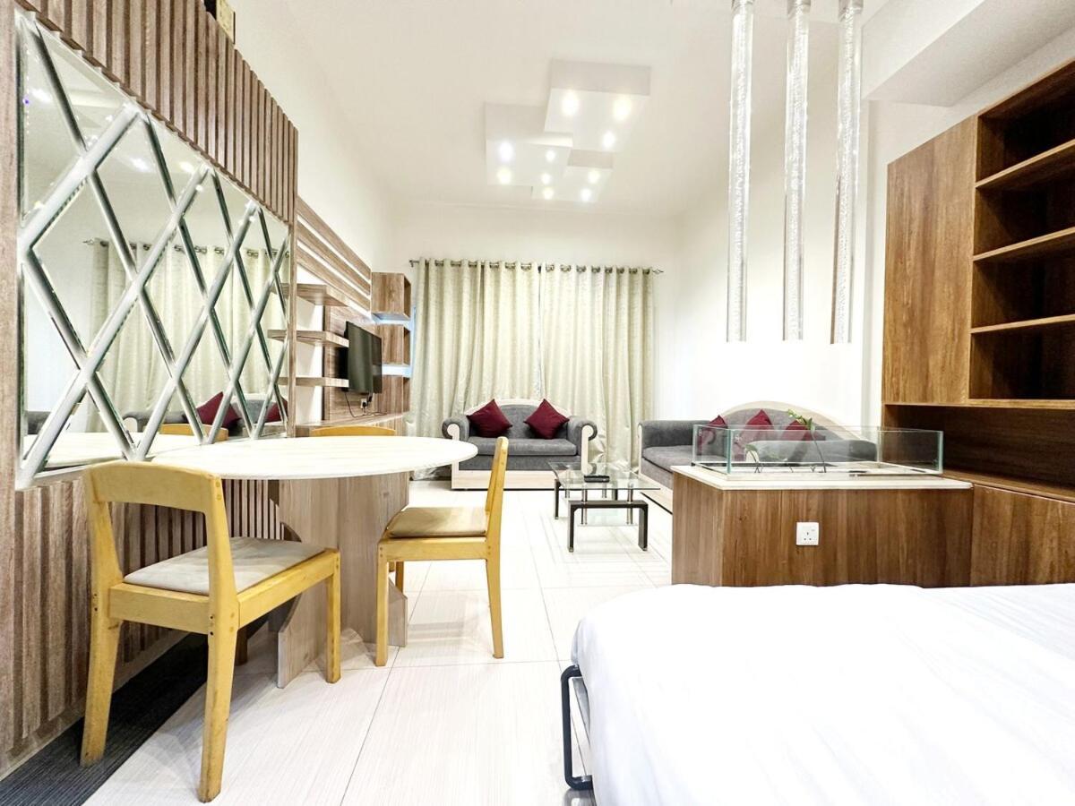 1bedroom With Portable Bed In Living Area Appartement