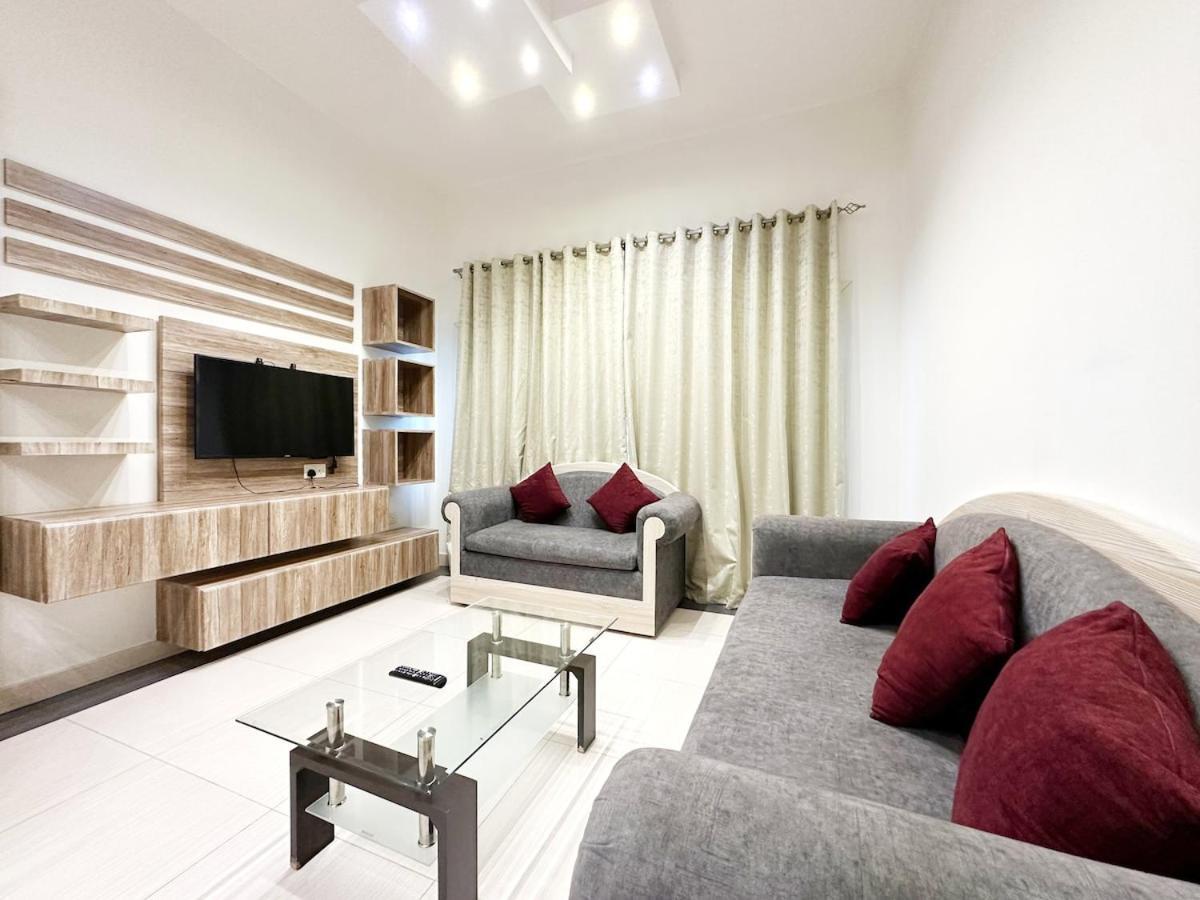 1bedroom With Portable Bed In Living Area Dubaï