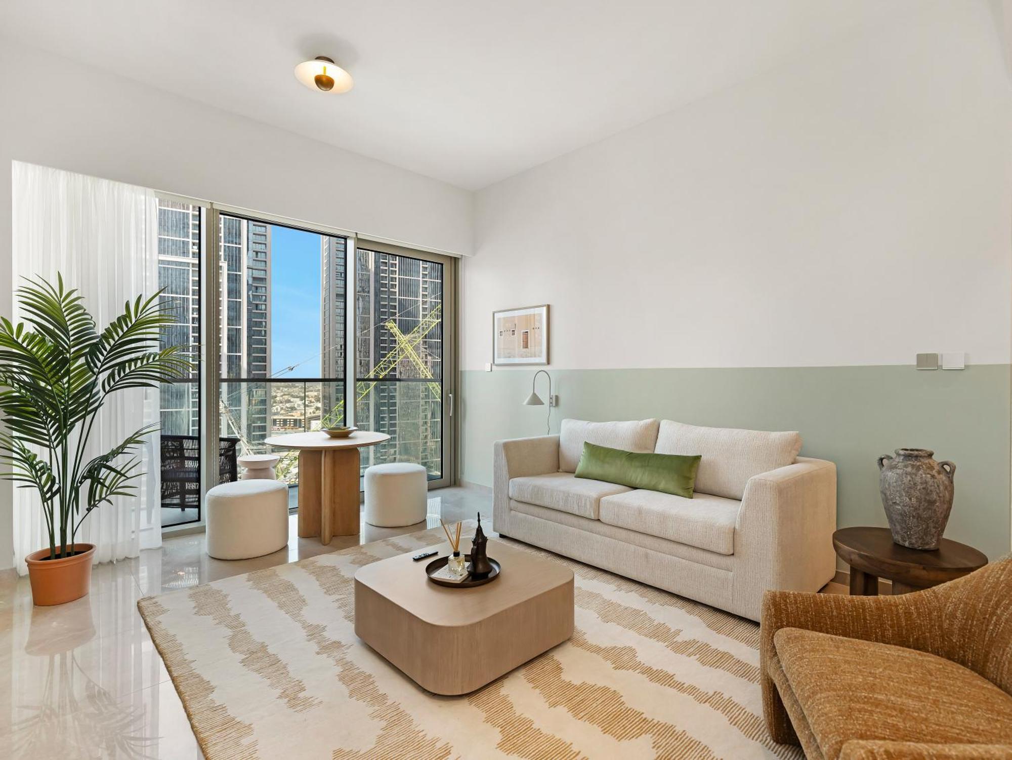 Apartment 1 Bedroom High End Luxurios Building Next To Mall Dubai