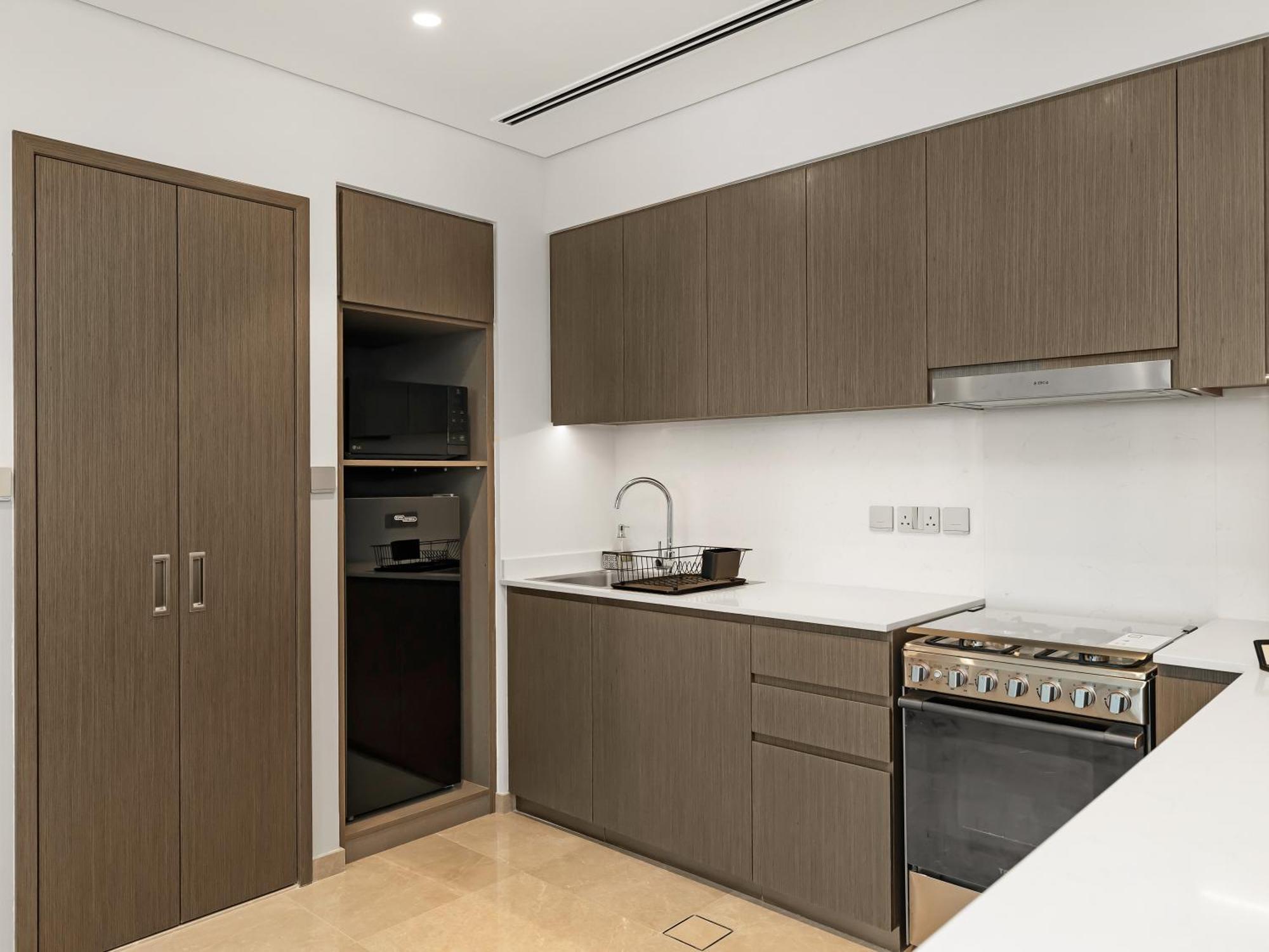 1 Bedroom High End Luxurios Building Next To Mall * Dubai