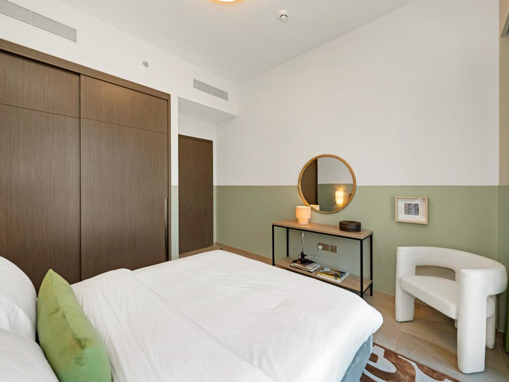 Apartment 1 Bedroom High End Luxurios Building Next To Mall Dubai