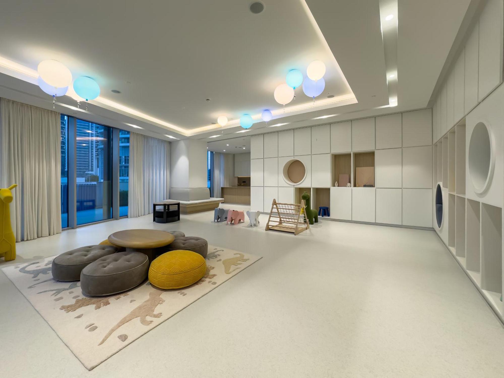 Apartment 1 Bedroom High End Luxurios Building Next To Mall Dubai