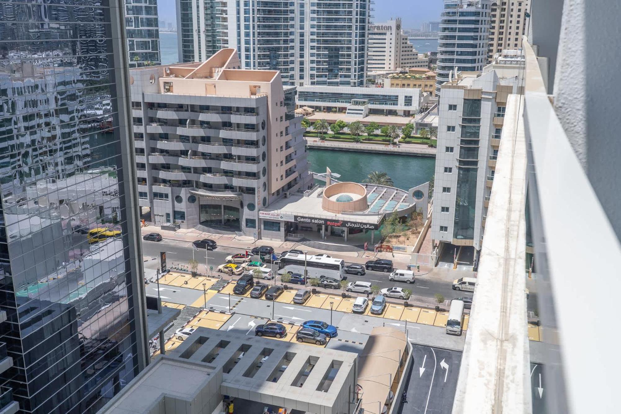 Appartement Modern 1-bed With Partial Sea & Marina View