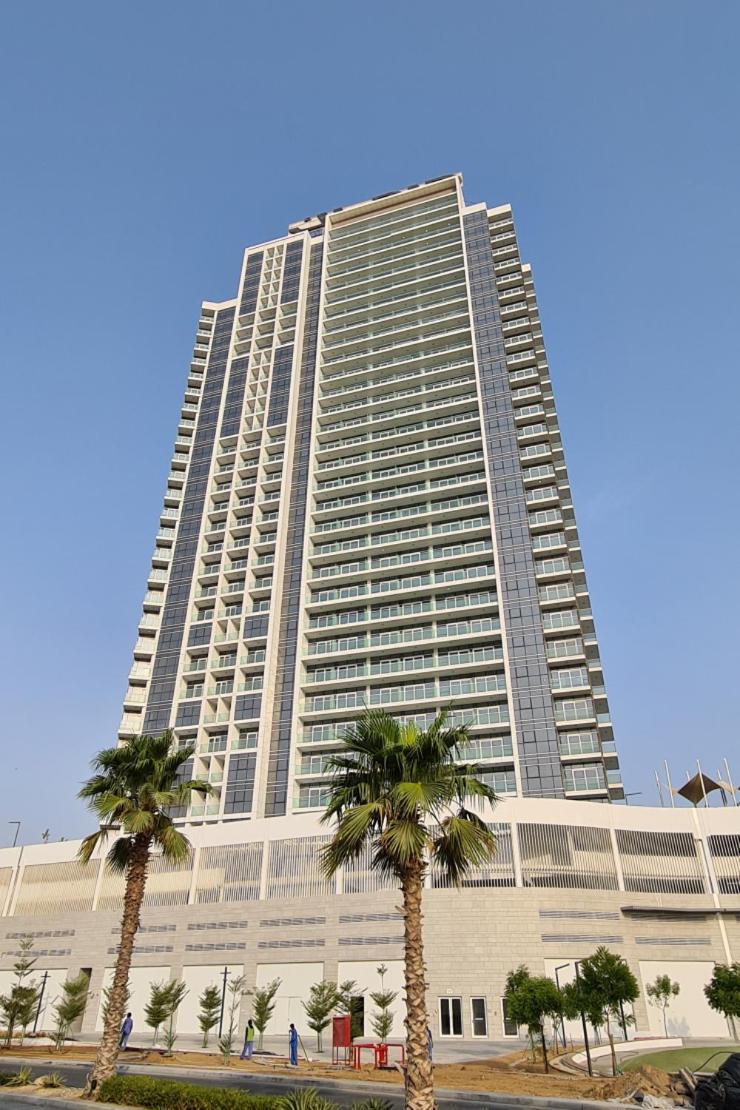 Sky-high Comfort, 1br In Carson Tower, Damac Hills Dubaï