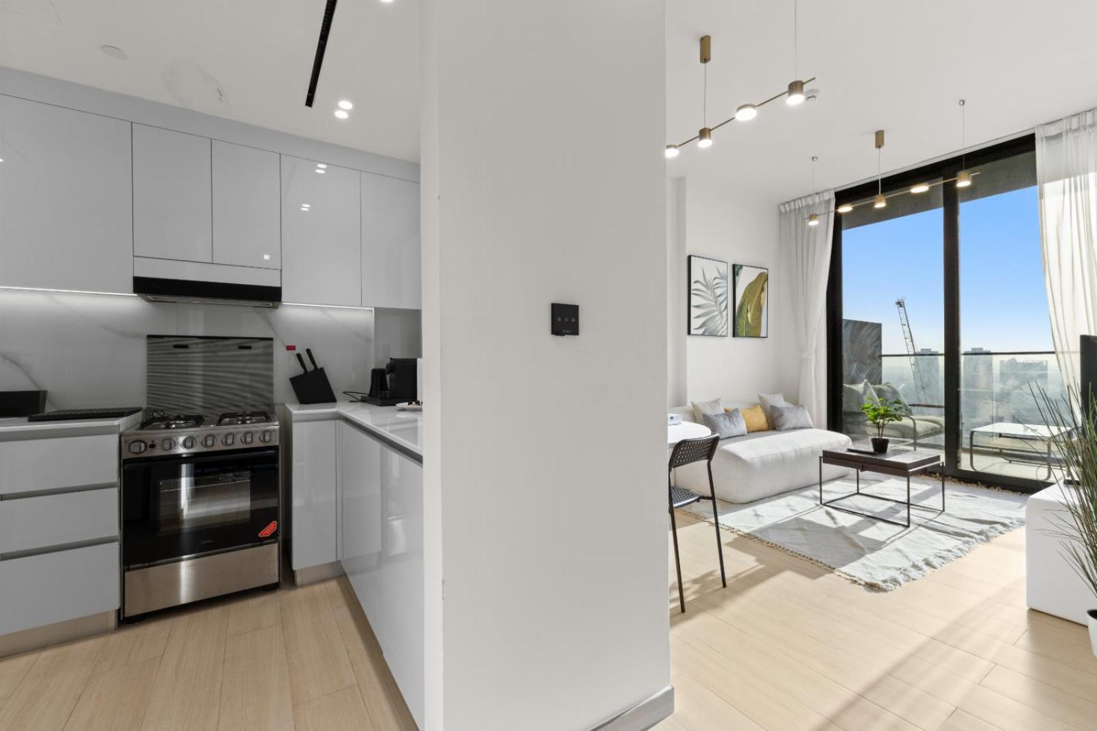 Apartment Stylish 1br W Skyline Views & Balcony *