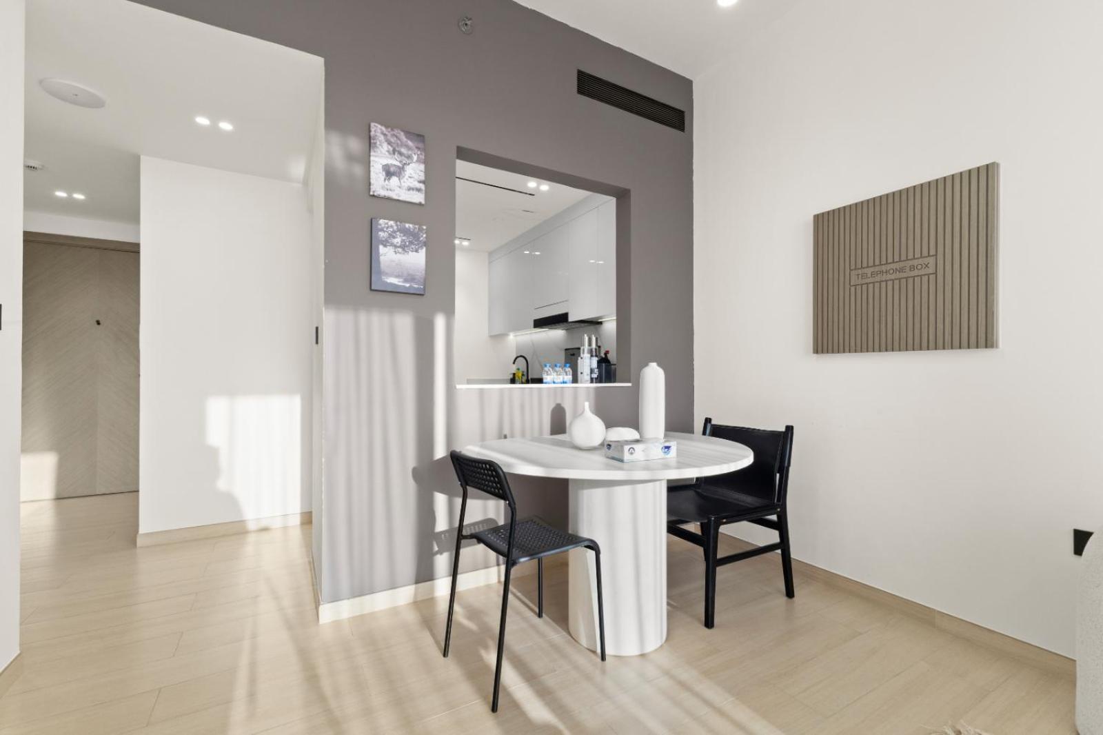 Stylish 1br W Skyline Views & Balcony