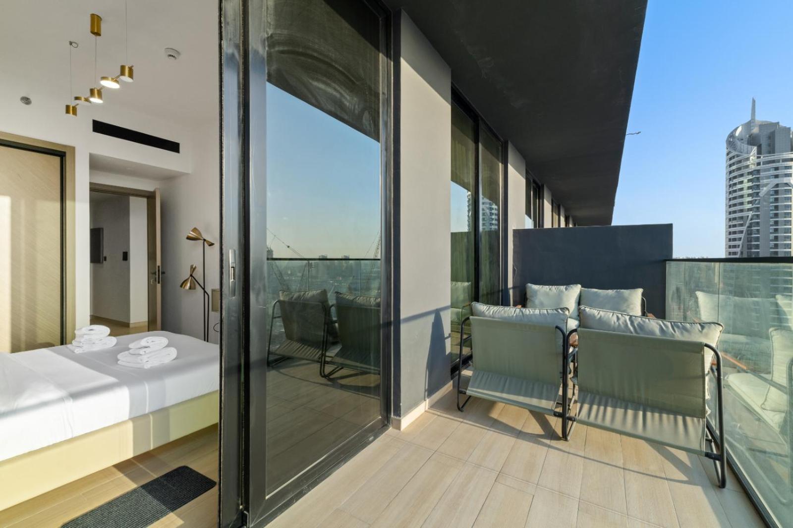 Stylish 1br W Skyline Views & Balcony *