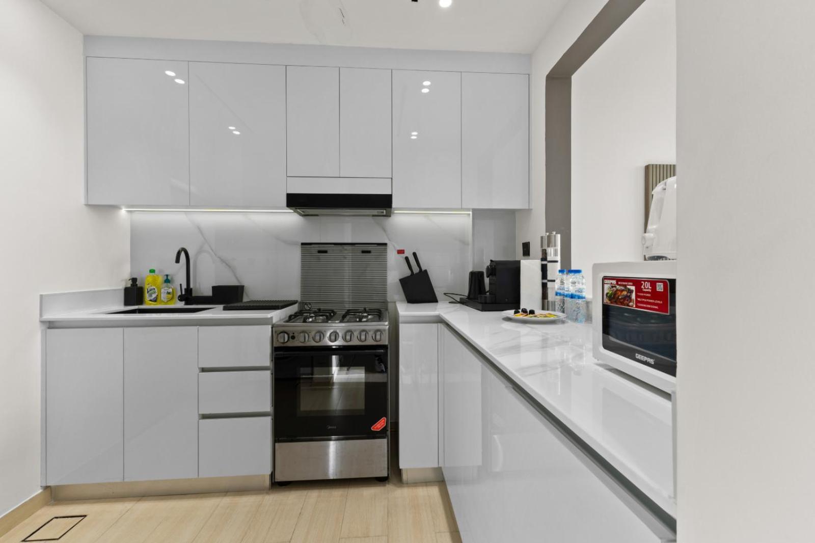 Stylish 1br W Skyline Views & Balcony Appartement