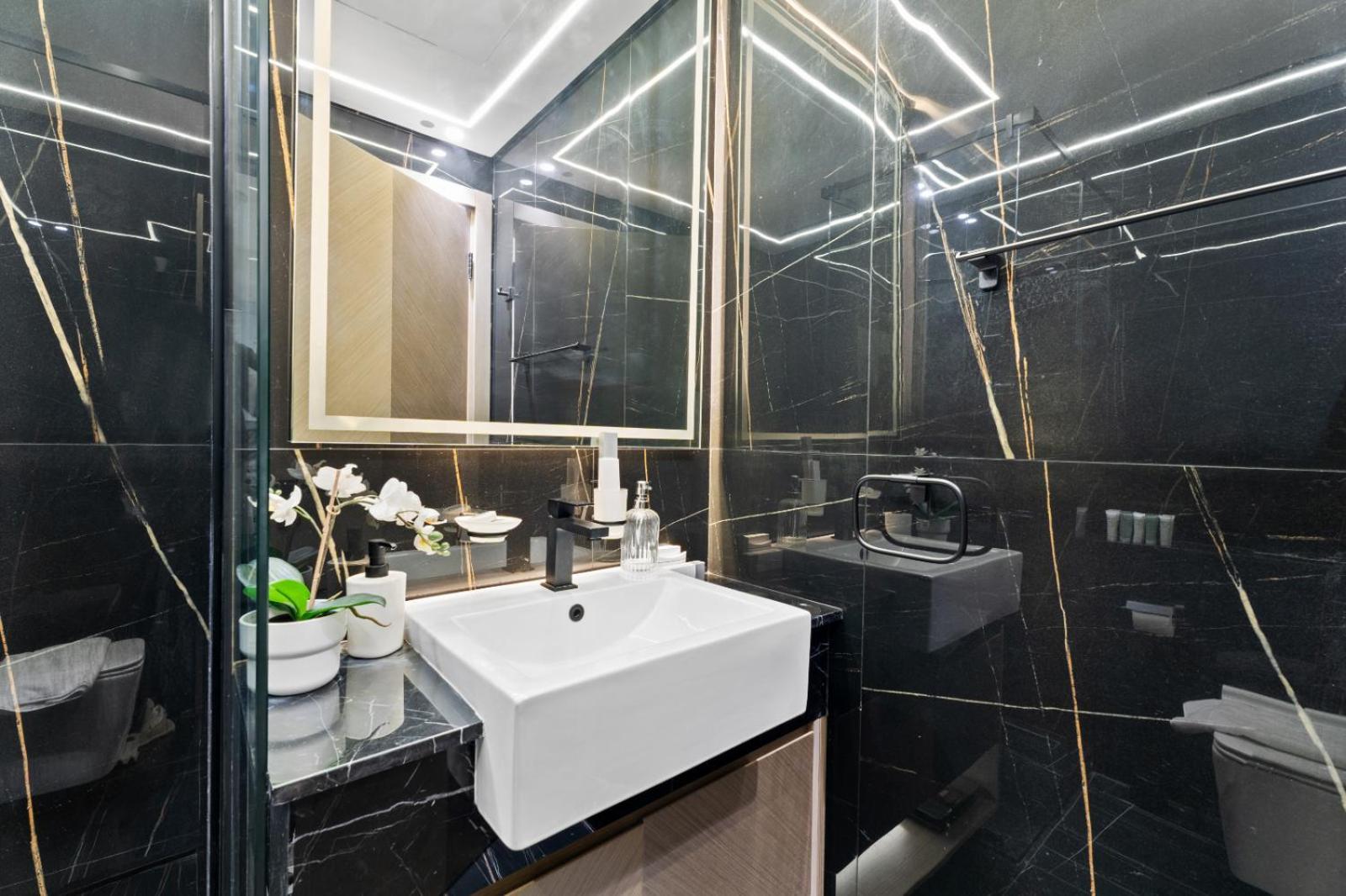 Apartment Stylish 1br W Skyline Views & Balcony *