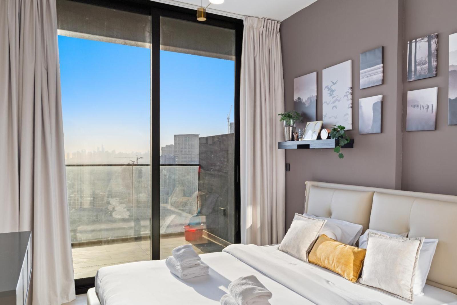 Stylish 1br W Skyline Views & Balcony * Dubai