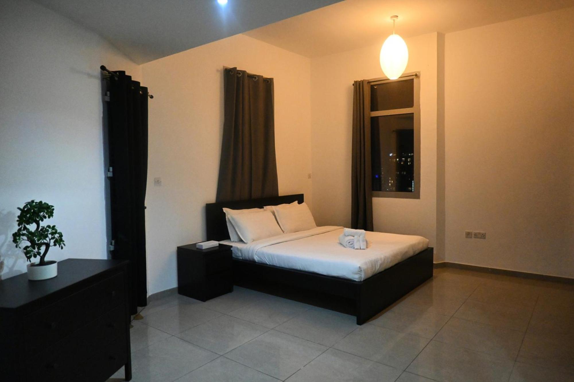 Apartment Great Flat Near Marina & With Amazing View, Many Activities & En-suite Dubai