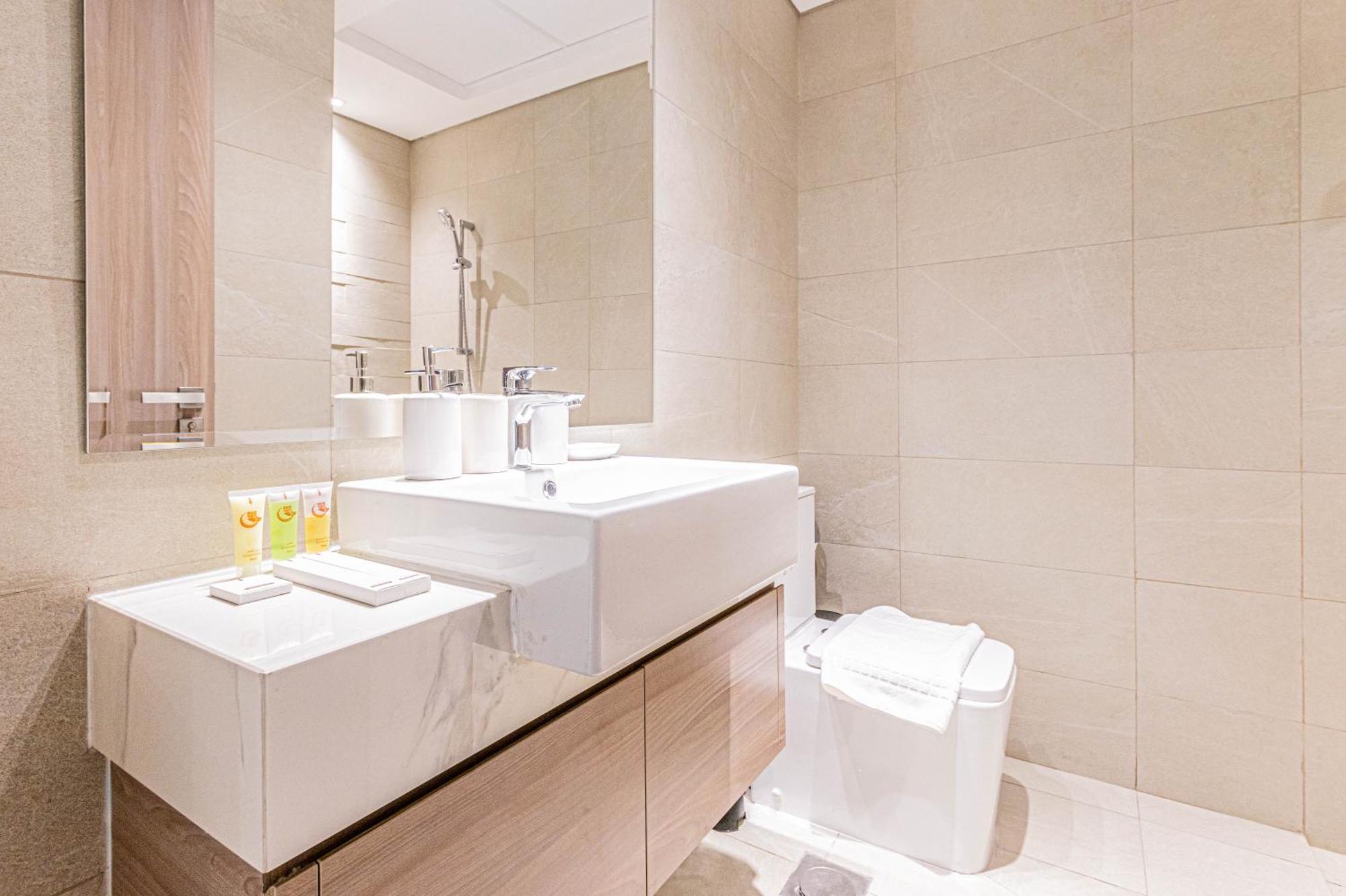 Luxurious 1br Living In Azizi Riviera 39 Dubai