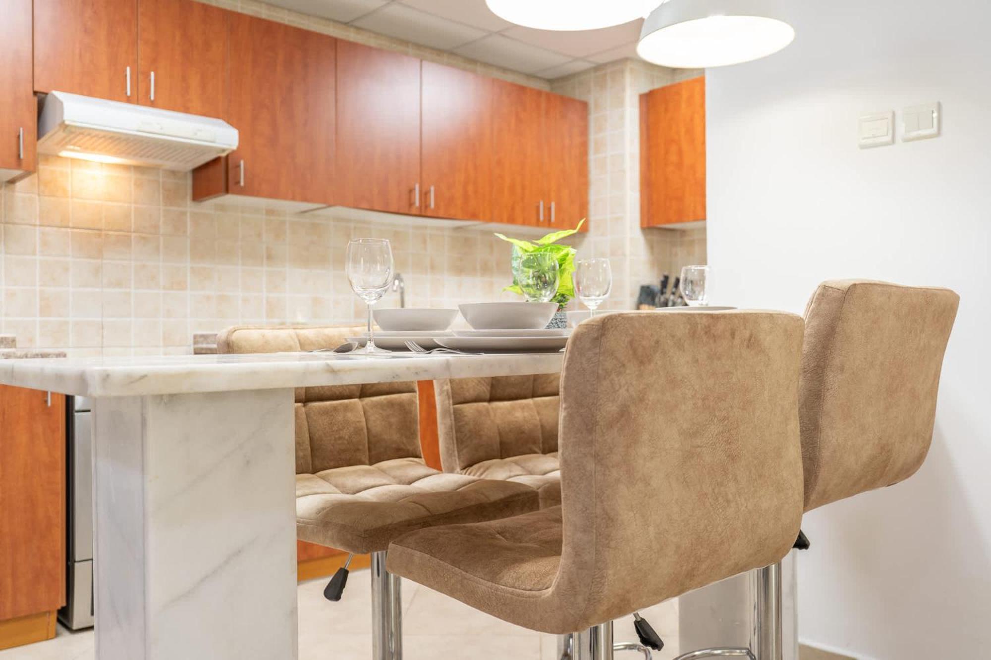 Spacious & Serene 2 Bedroom In Marina For 4
