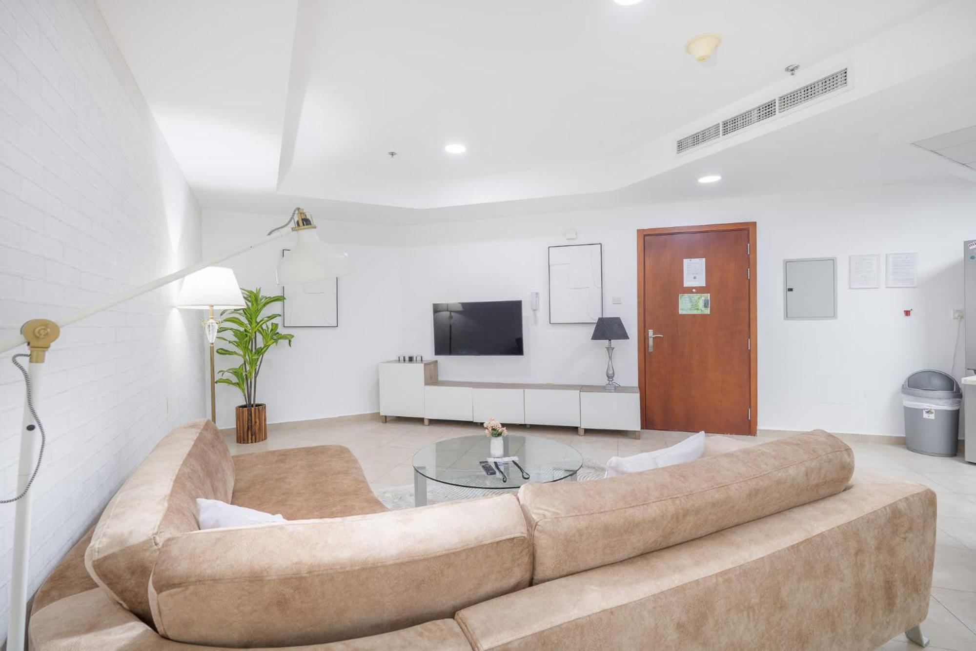 Spacious & Serene 2 Bedroom In Marina For 4 *