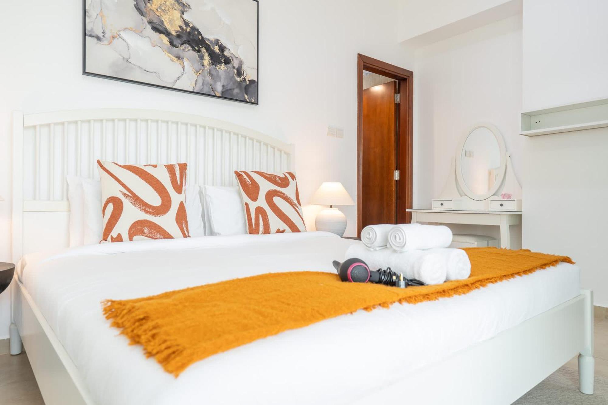Spacious & Serene 2 Bedroom In Marina For 4 *