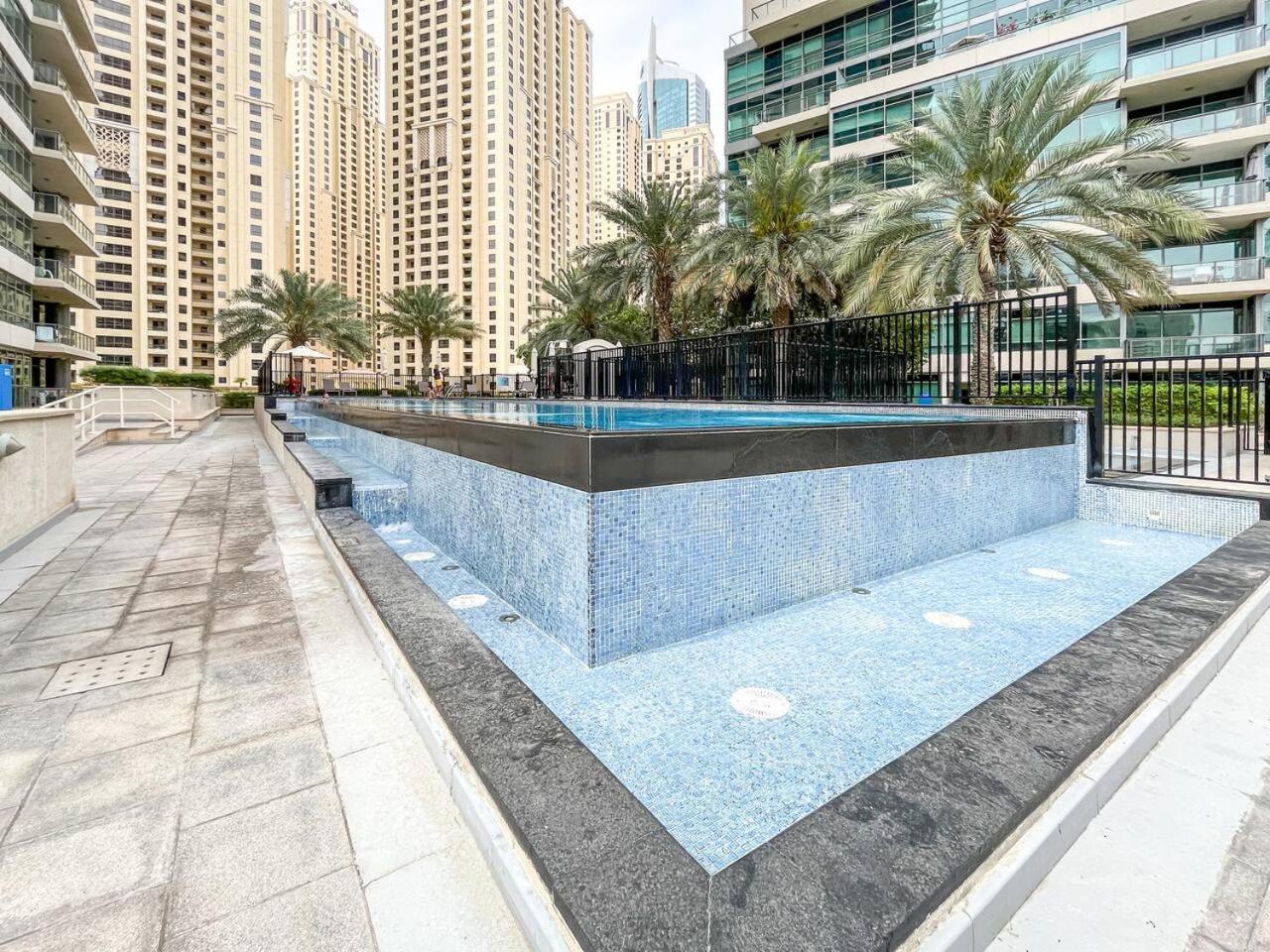 Luxurious 2 Bed Waterfront Living At Marina Quays *