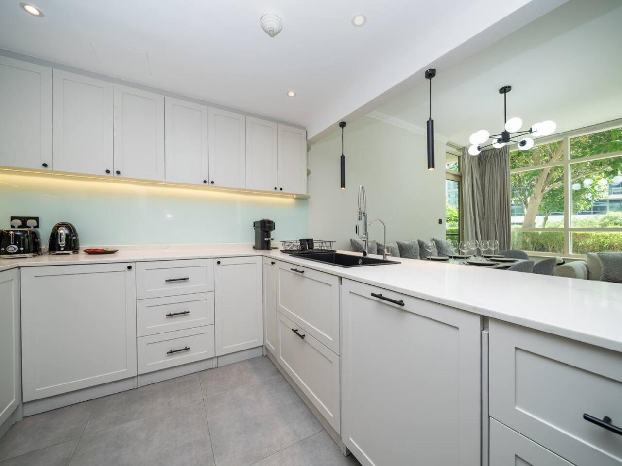 Luxurious 2 Bed Waterfront Living At Marina Quays Appartement *