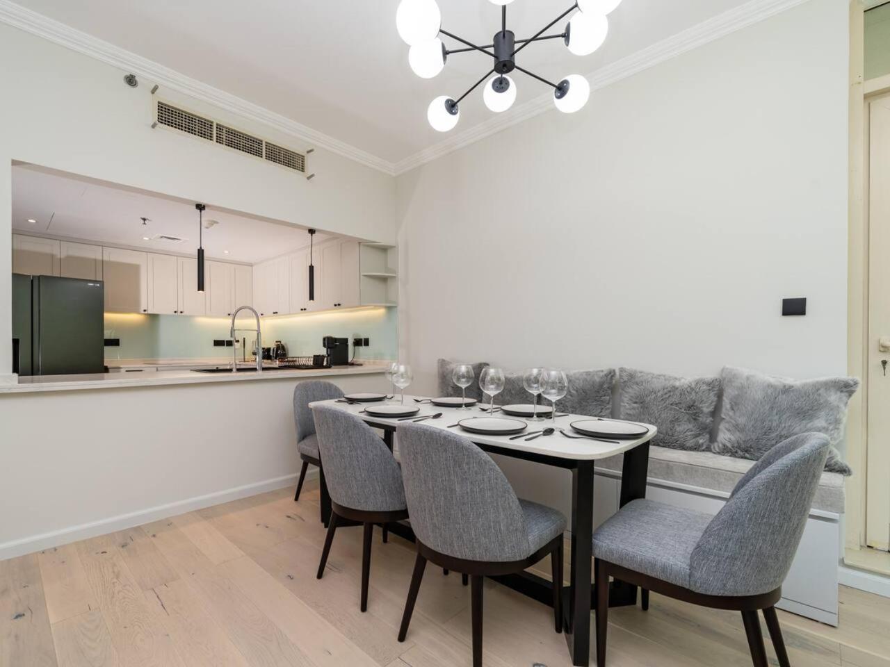 Luxurious 2 Bed Waterfront Living At Marina Quays * Dubaï