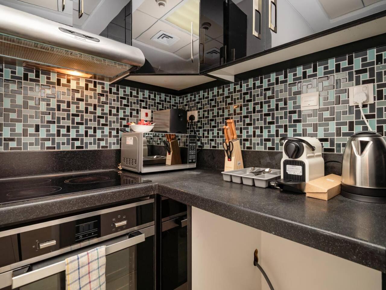 Appartement Elegant 1-bedroom Retreat With Marina Views