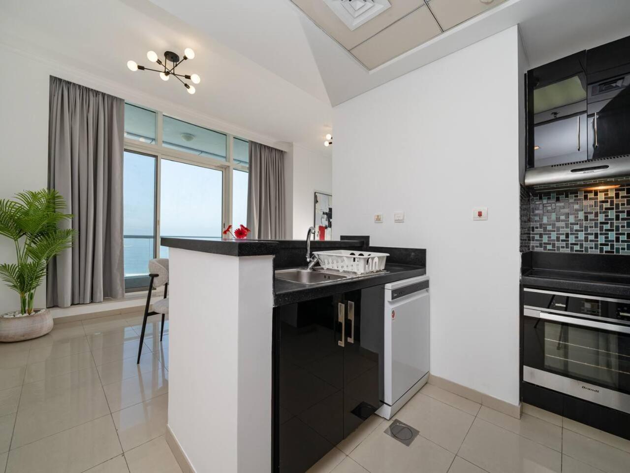 Elegant 1-bedroom Retreat With Marina Views Appartement *