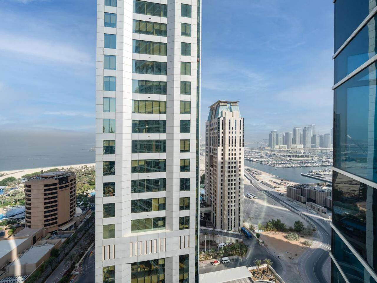 Appartement Elegant 1-bedroom Retreat With Marina Views