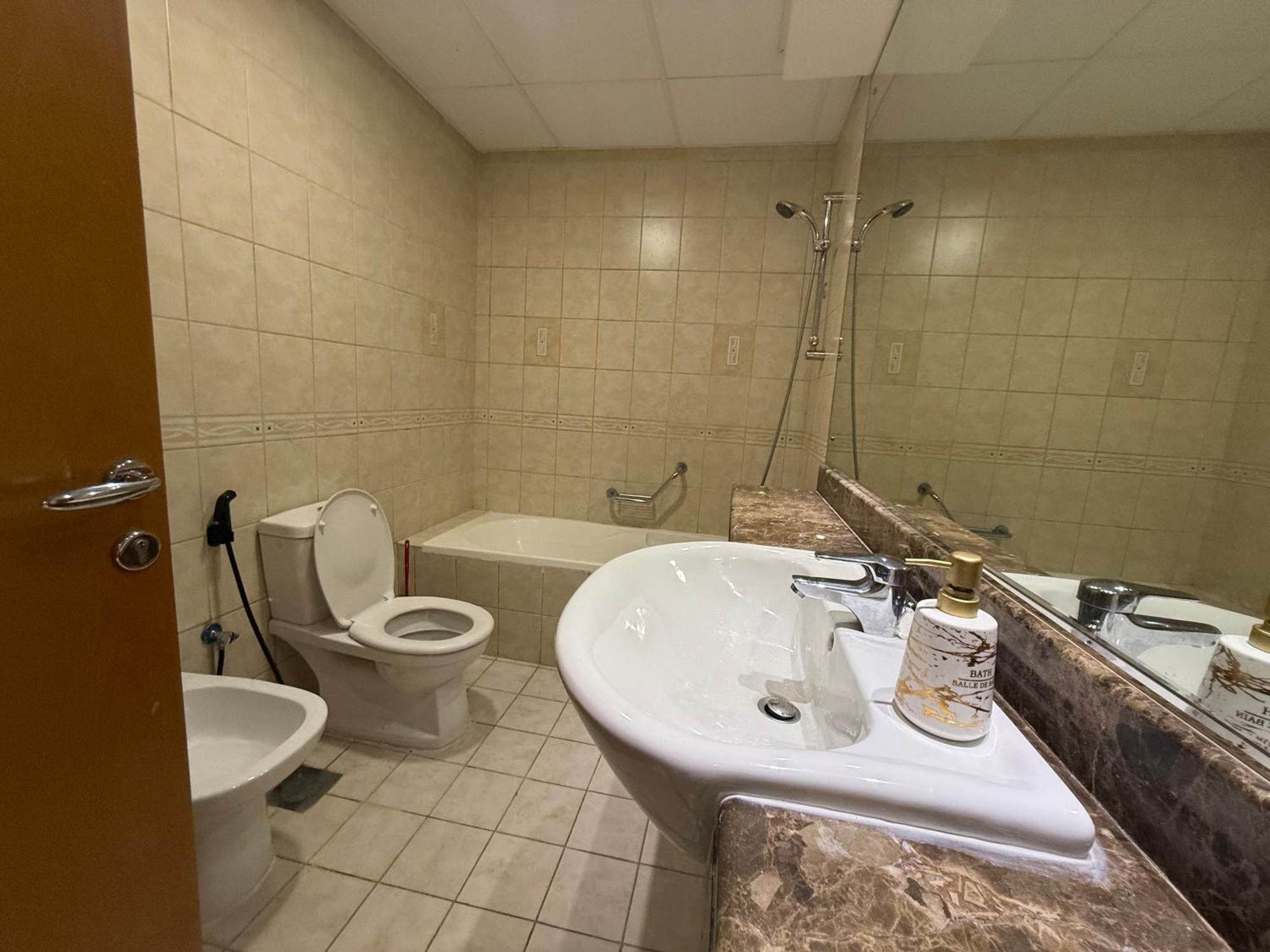 Accommodatie bij particulieren 2015 Deluxe 5 Guests Close To Union Metro Station With Paid Parking Dubai