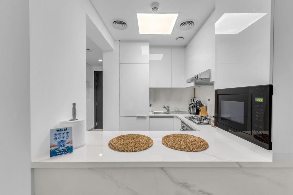 Waves - Rustic Chic 1 Bedroom Retreat In Vibrant Jvc