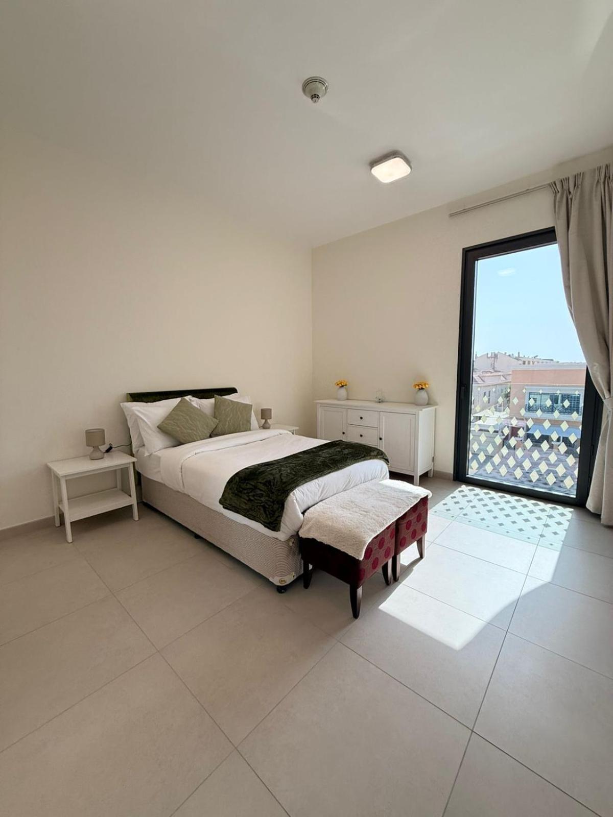 Spacious 2bedroom *