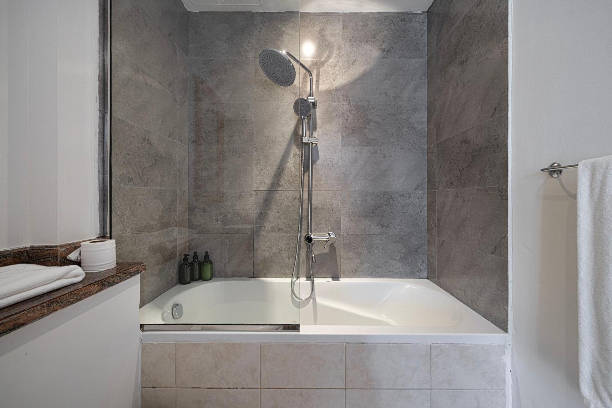 Luxury 2br In Downtown Burj Khalifa View Walk To Mall By Aya Boutique Dubaï