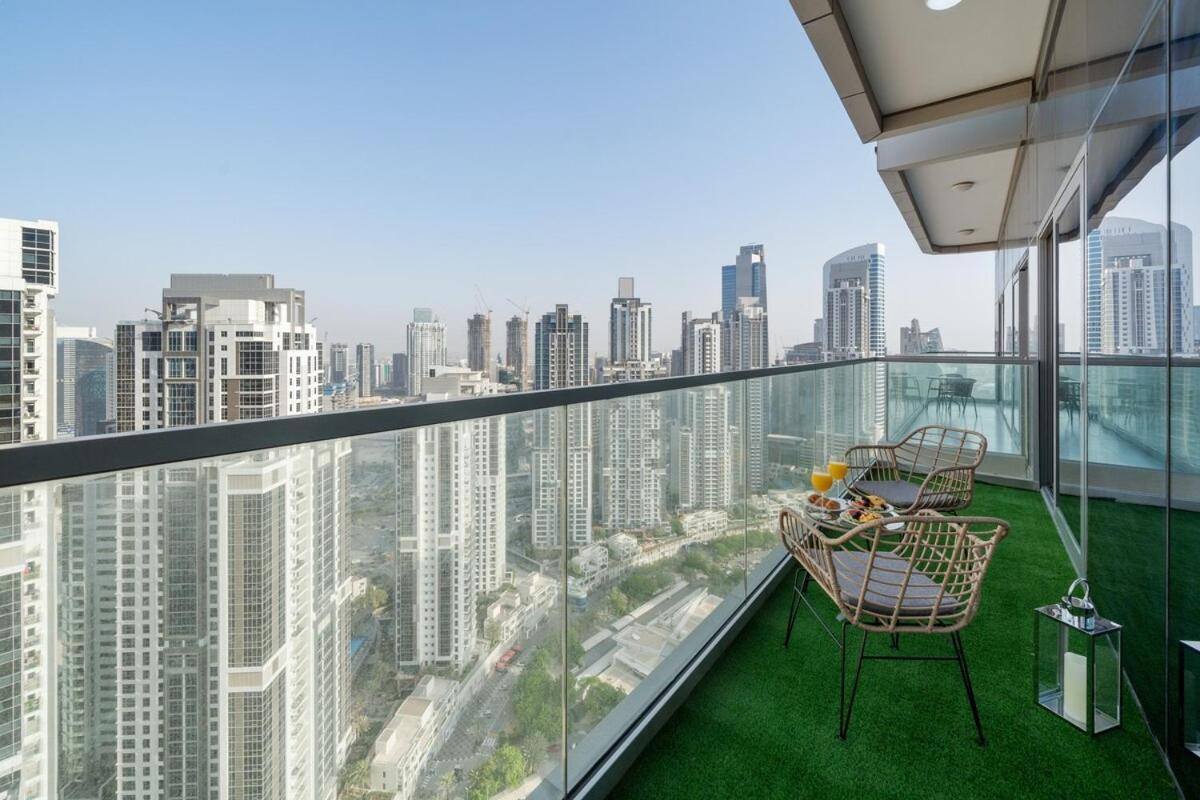 Apartemen Sky-high Infinity Pool With Burj Khalifa Views