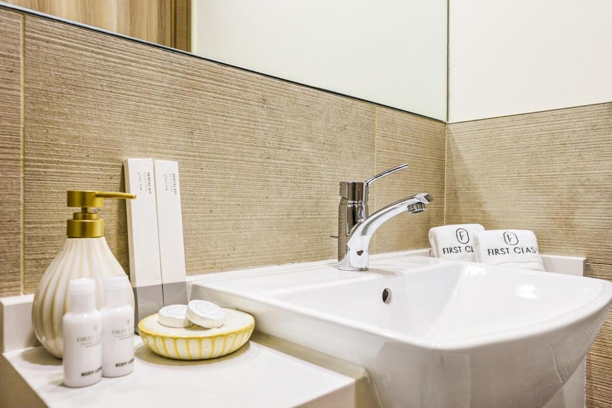 First Class 2br Sleek Urban Oasis