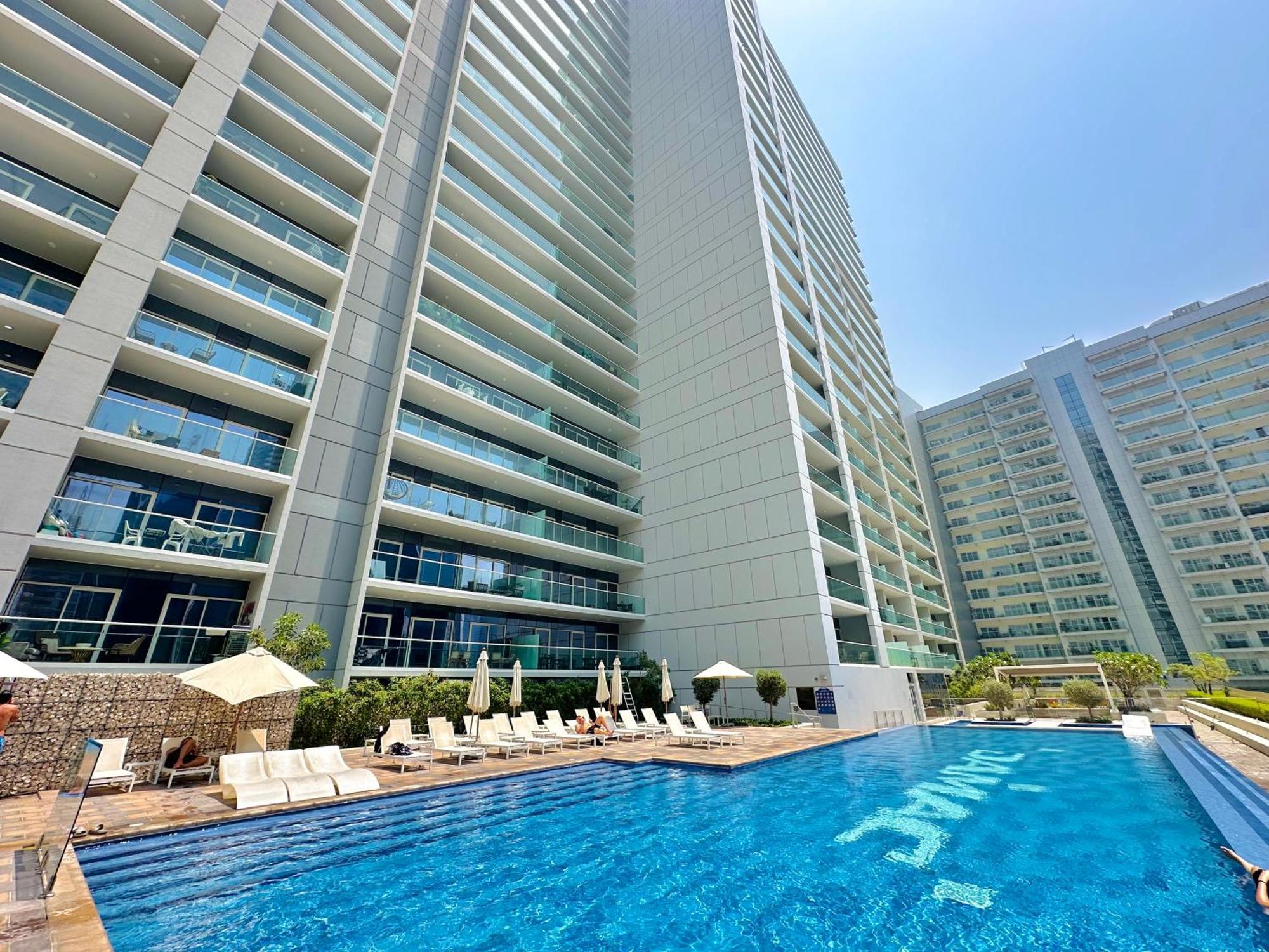 Apartament Chic 1-bedroom Retreat With Stunning Canal View Near Burj Khalifa & Business Bay