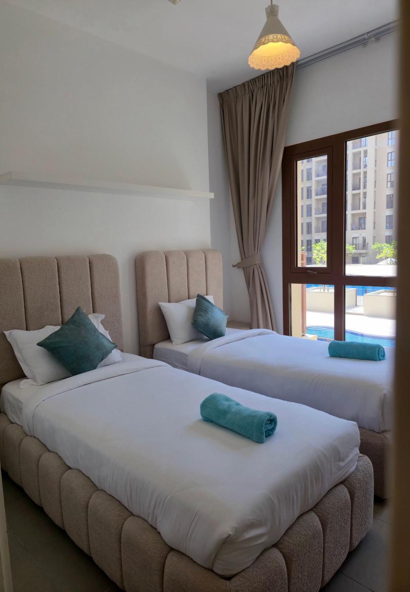 Bareez Bliss Retreat Elegant 2br With Balcony, Pool & Park View Appartement Dubaï