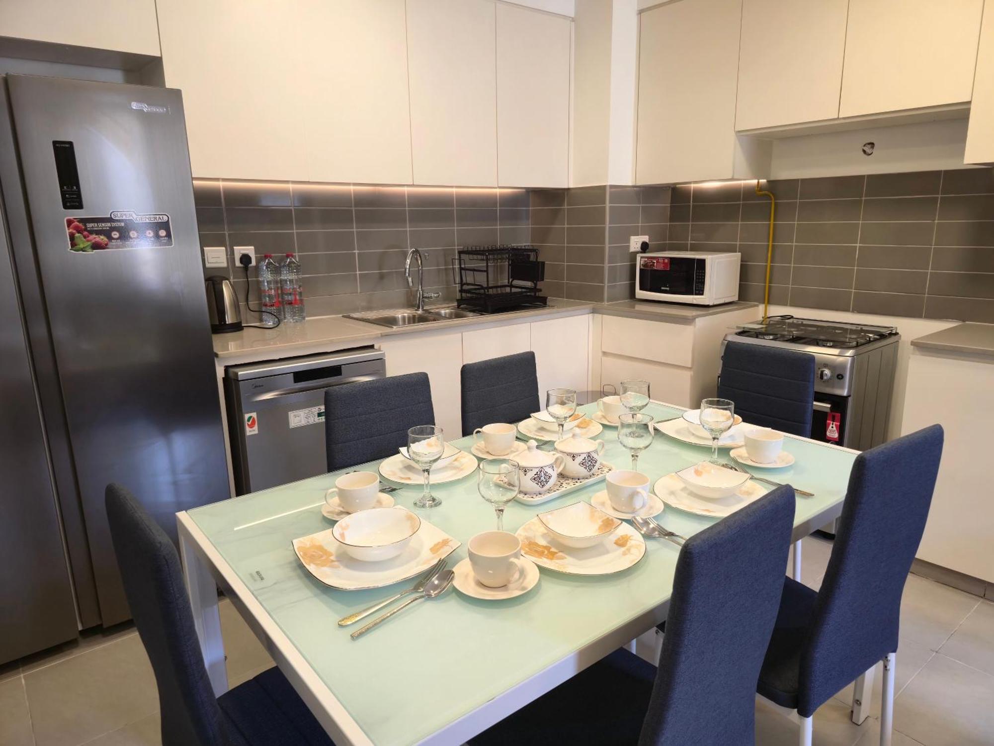 Bareez Bliss Retreat Elegant 2br With Balcony, Pool & Park View Appartement *