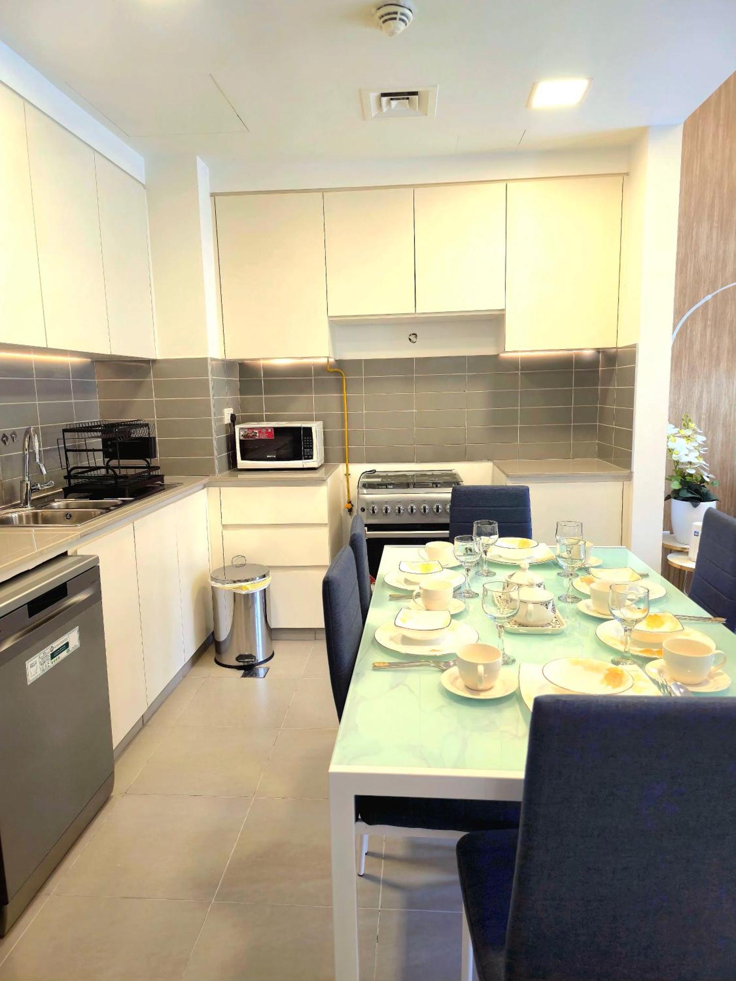 Bareez Bliss Retreat Elegant 2br With Balcony, Pool & Park View * Dubaï