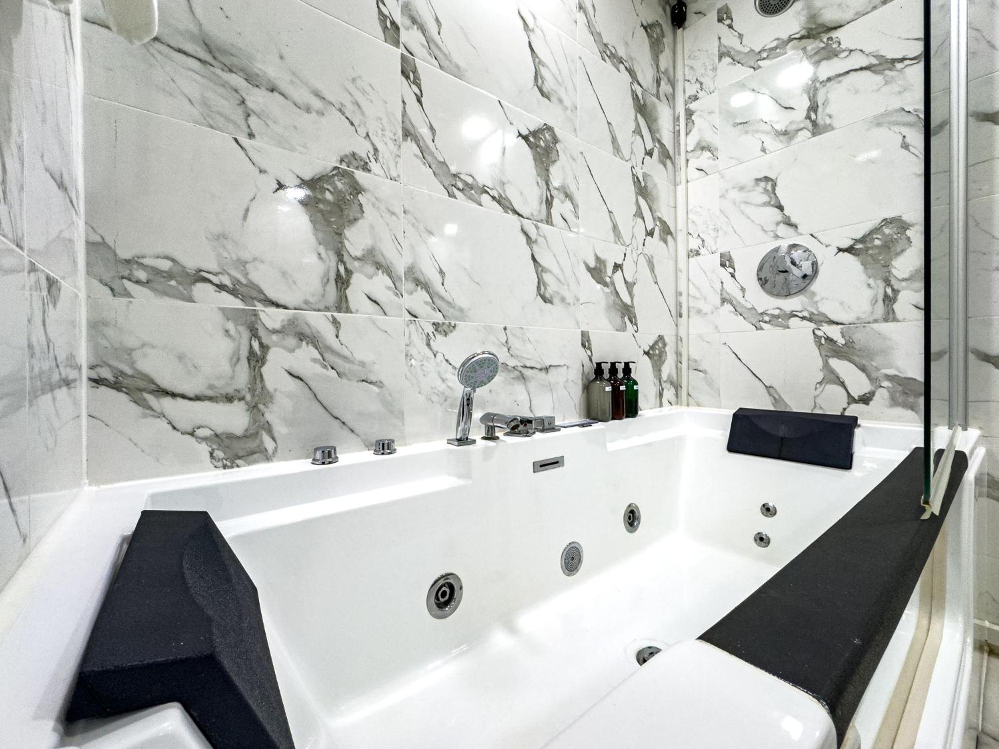 Luxury - Private Jacuzzi - Infinity Pool - Marina & Sea Views - High Floor - Upgraded - Designer - Squash Apartment Dubai