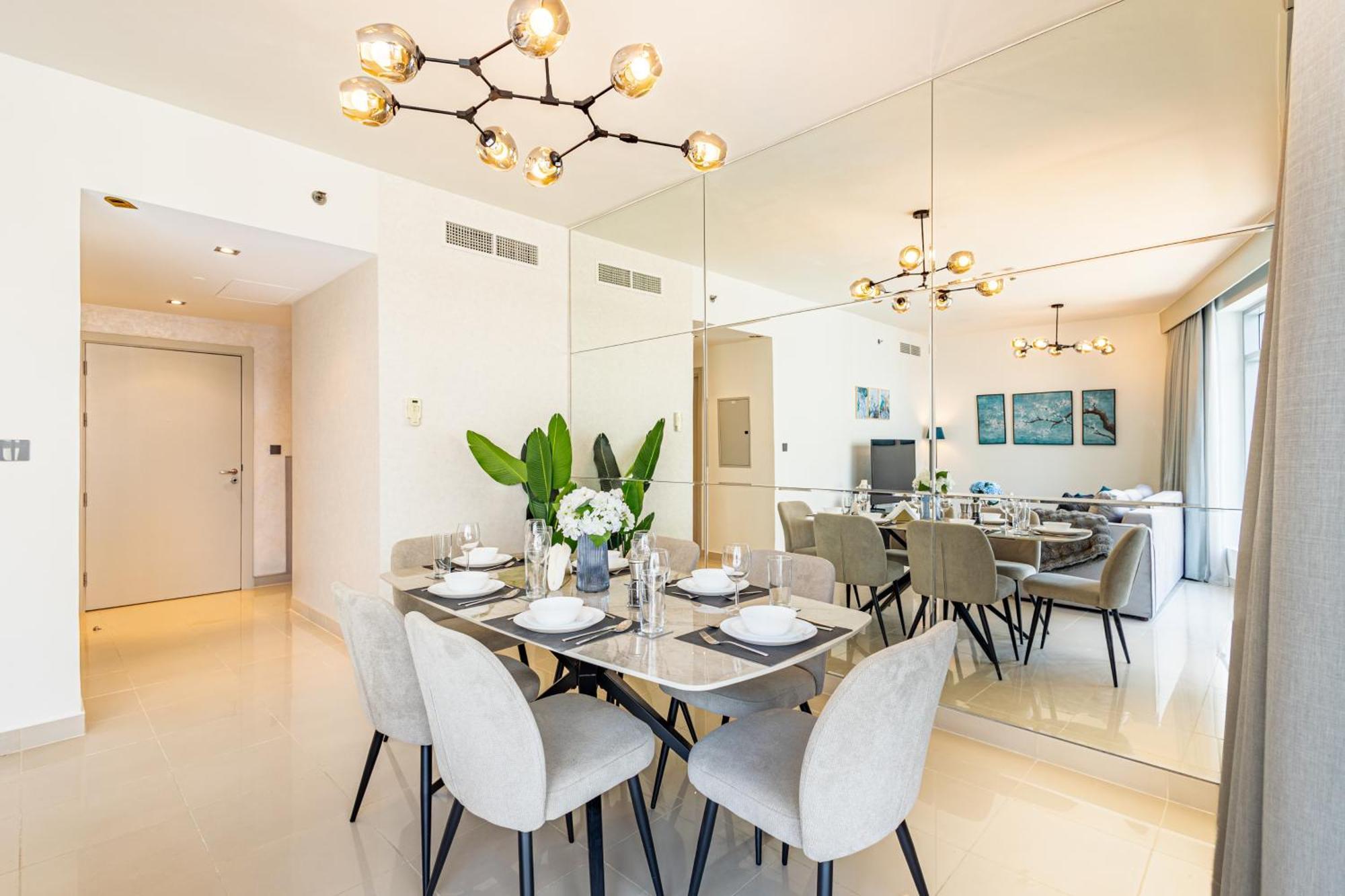 Luxury - Private Jacuzzi - Infinity Pool - Marina & Sea Views - High Floor - Upgraded - Designer - Squash Apartment