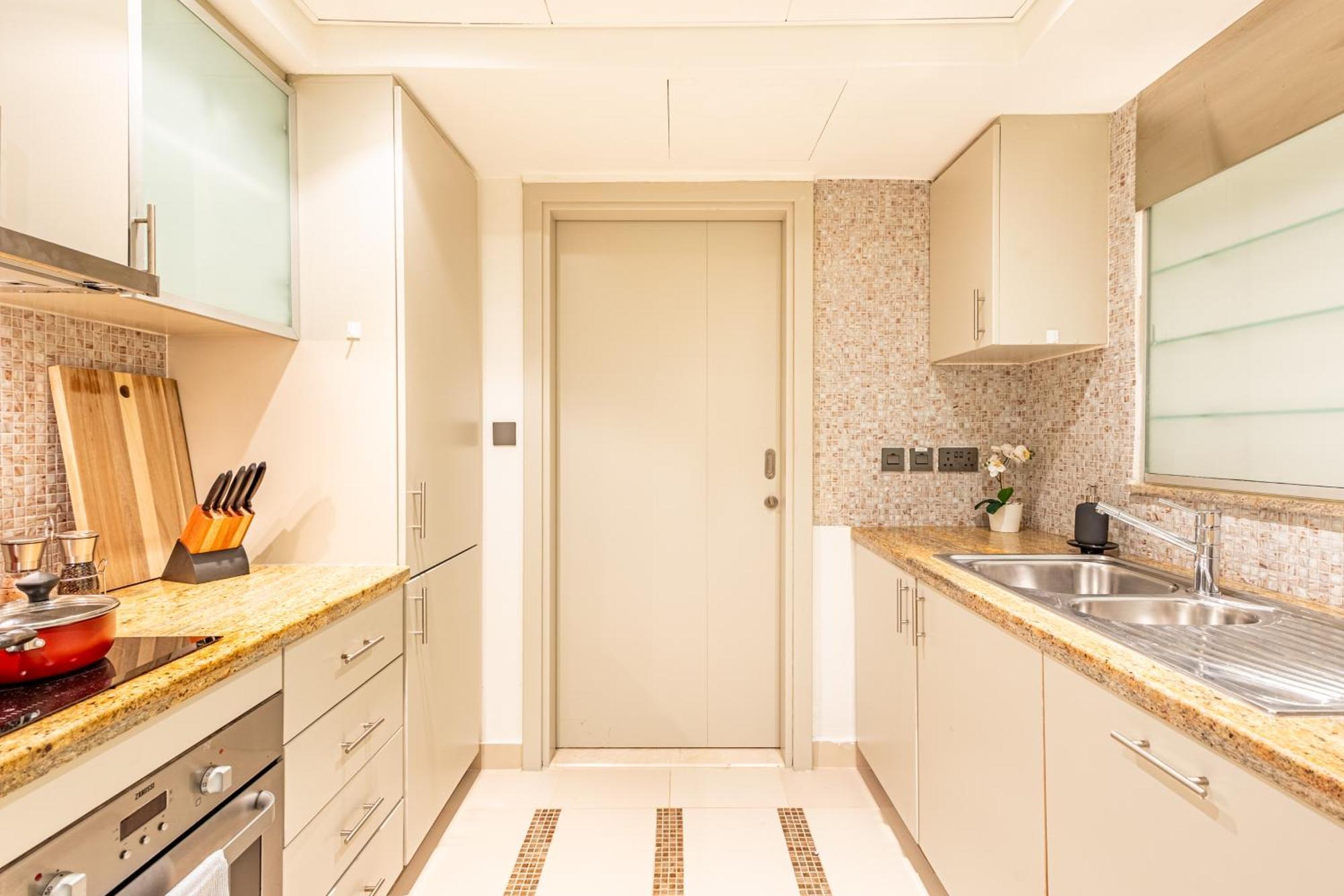 Luxury - Private Jacuzzi - Infinity Pool - Marina & Sea Views - High Floor - Upgraded - Designer - Squash Appartement *