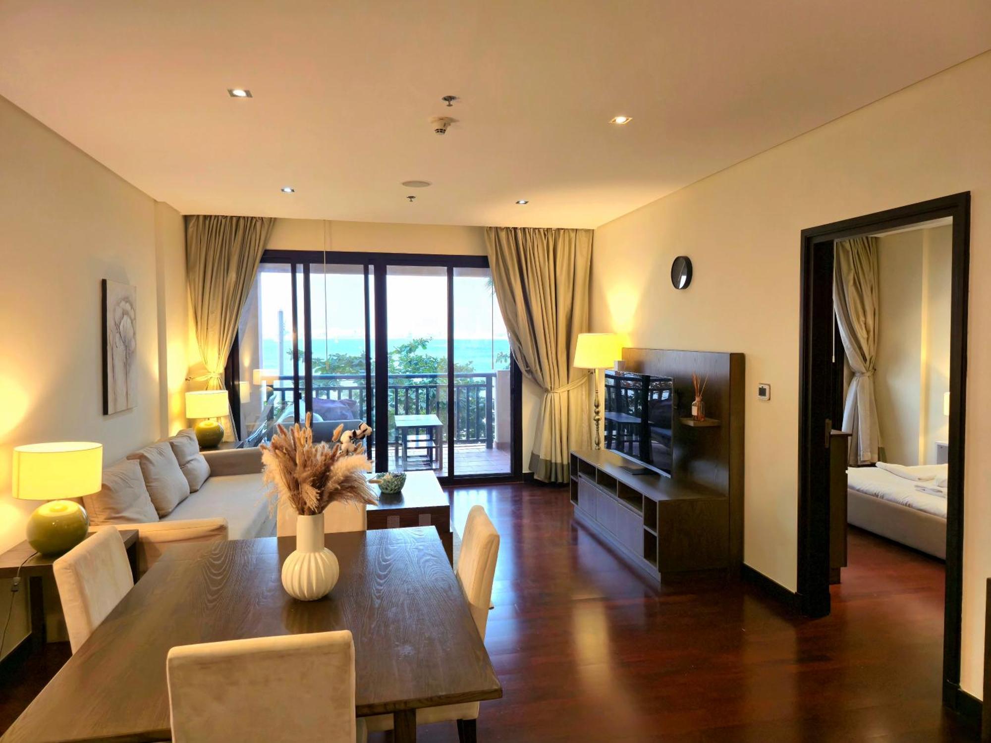 Palm Escape Beachfront 1br In Royal Amwaj Burj View & Private Balcony
