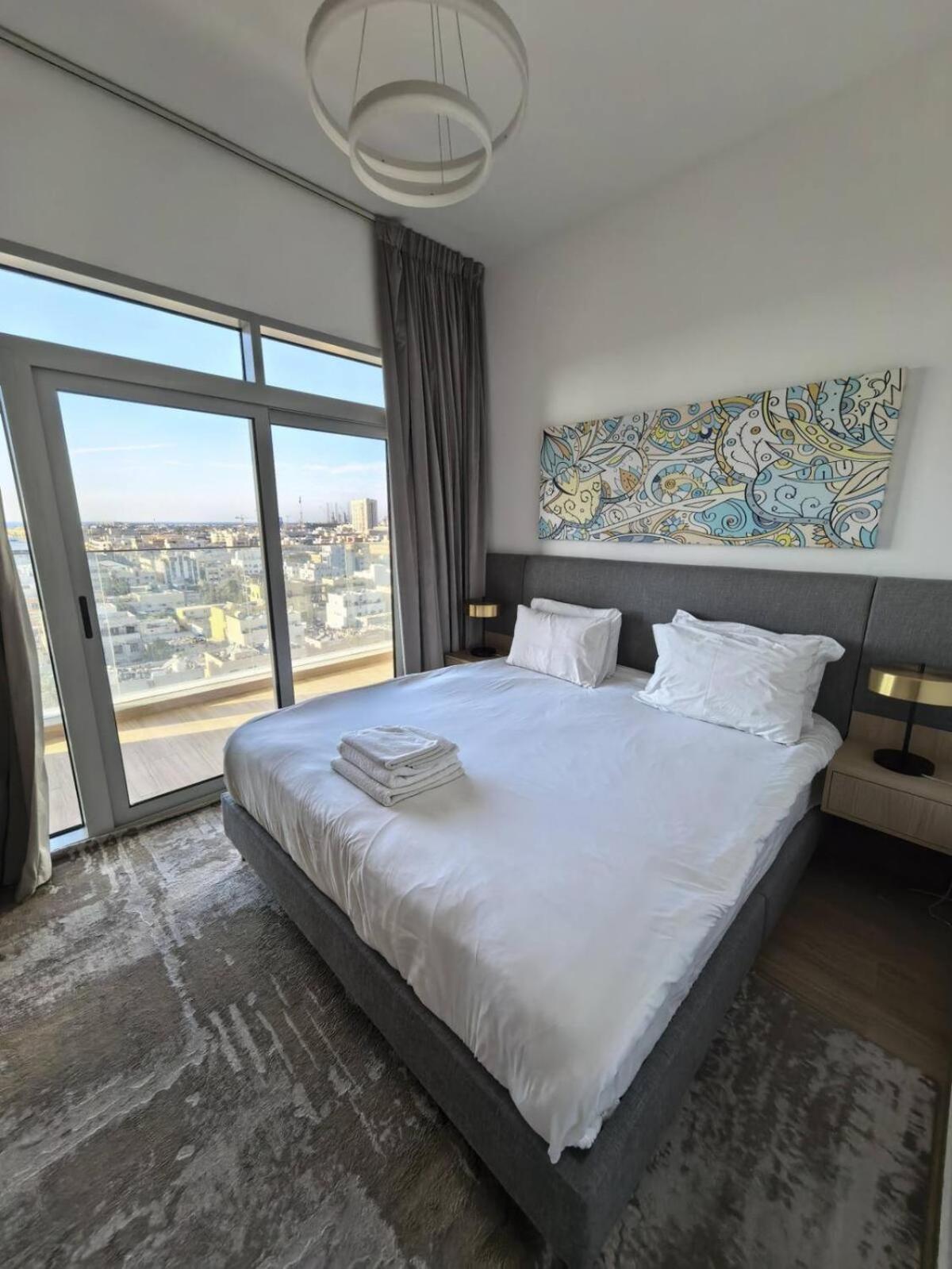 Apartemen 151 Jumeirah Gardens *