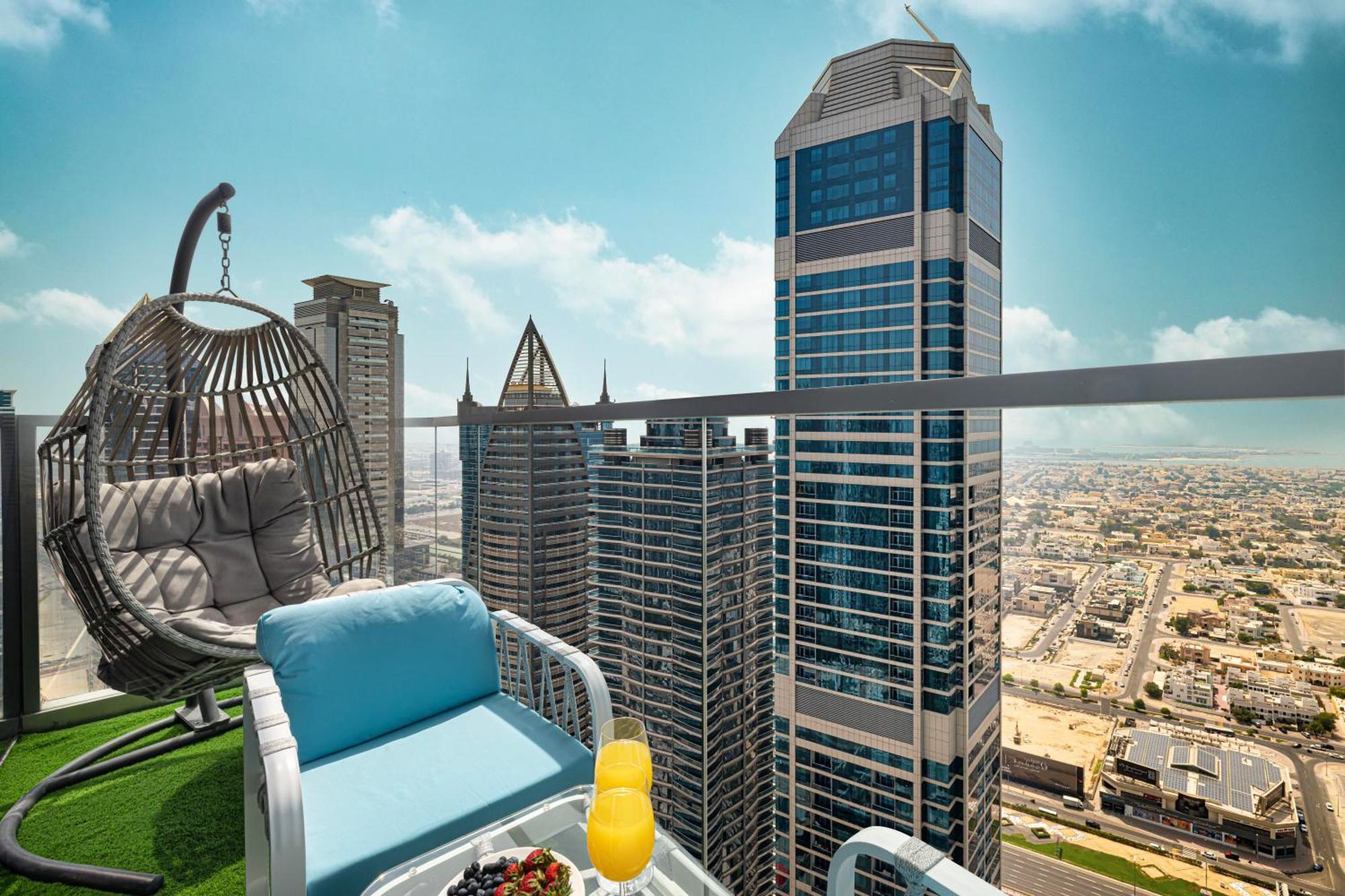 Scenic Infinity Pool With Burj Khalifa Views * Dubai