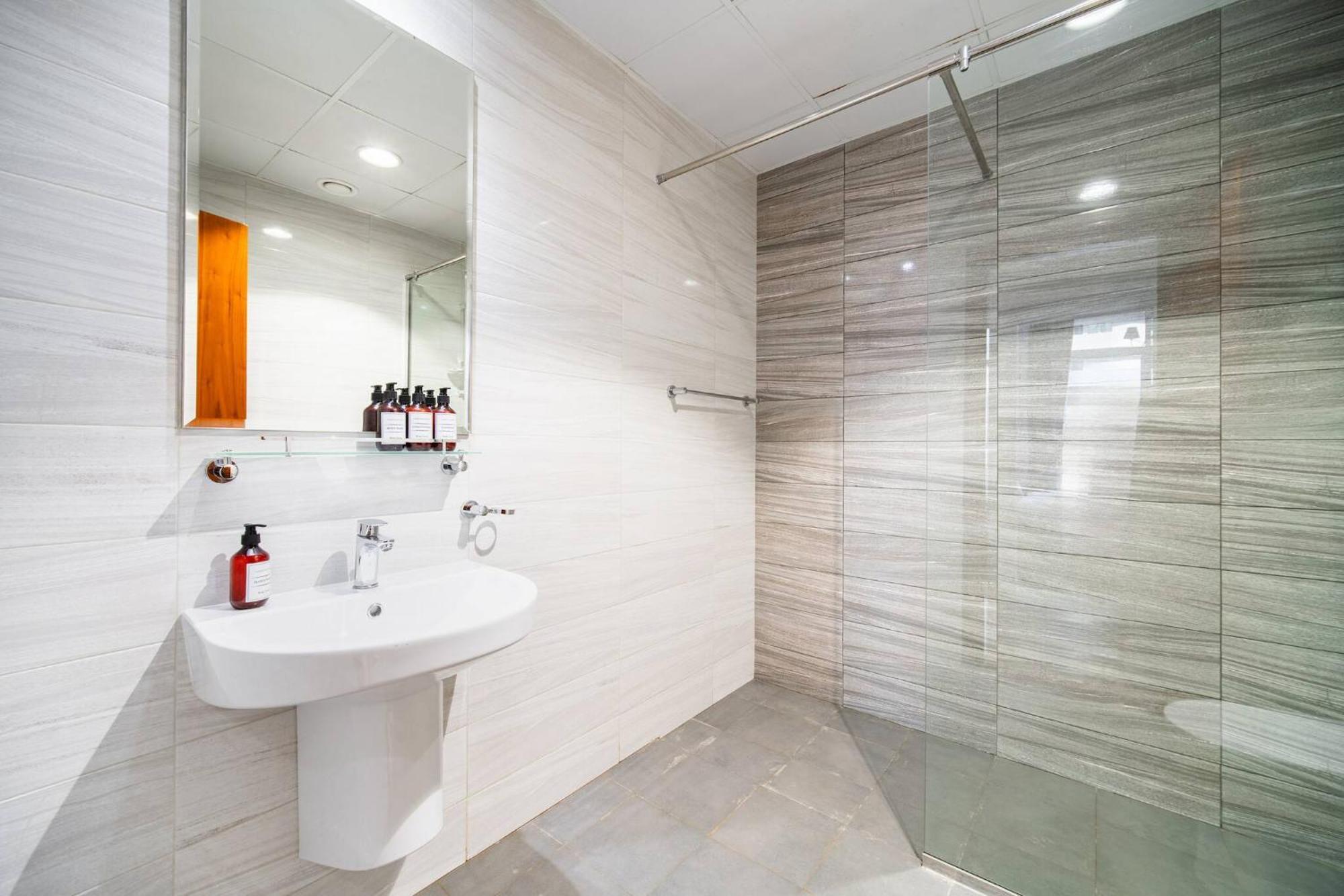 Elegant Escapes - Homely 1b In Dunya Tower *