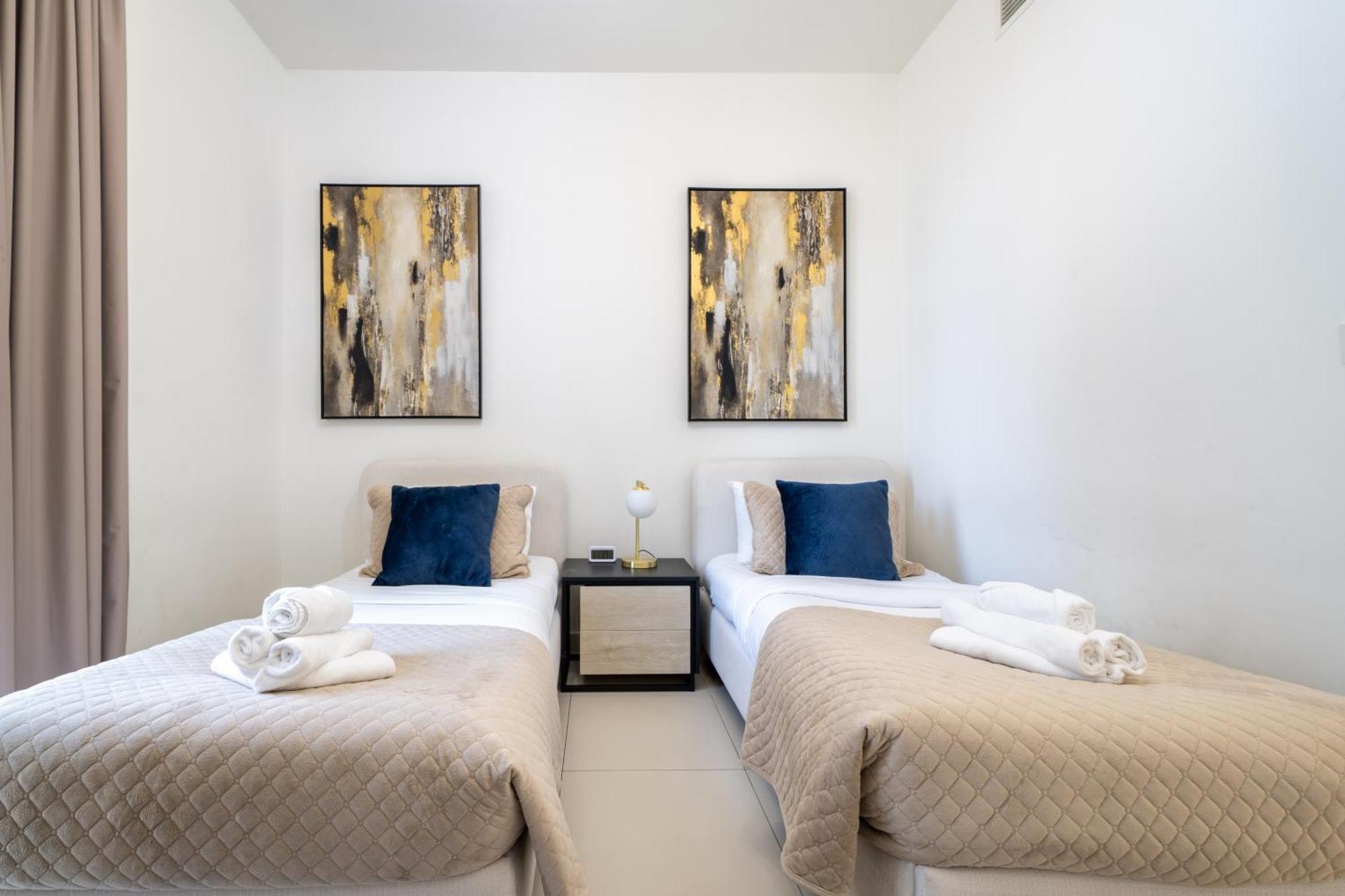 Luxury Two Bedroom With & Pool View By Delujo Apartment