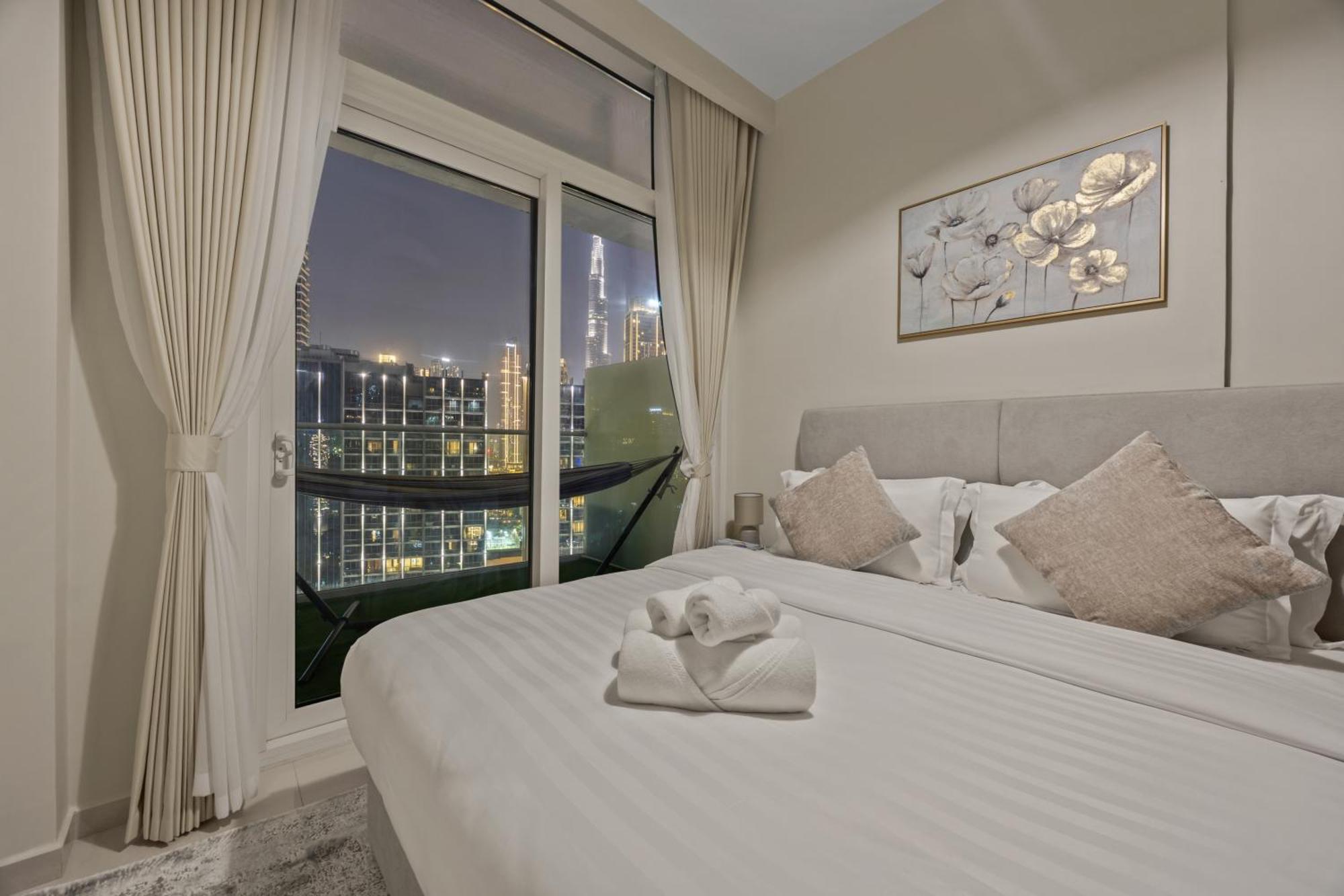 Burj Khalifa And Canal Views - Luxury Apartments For Rent In Dubai Business Bay
