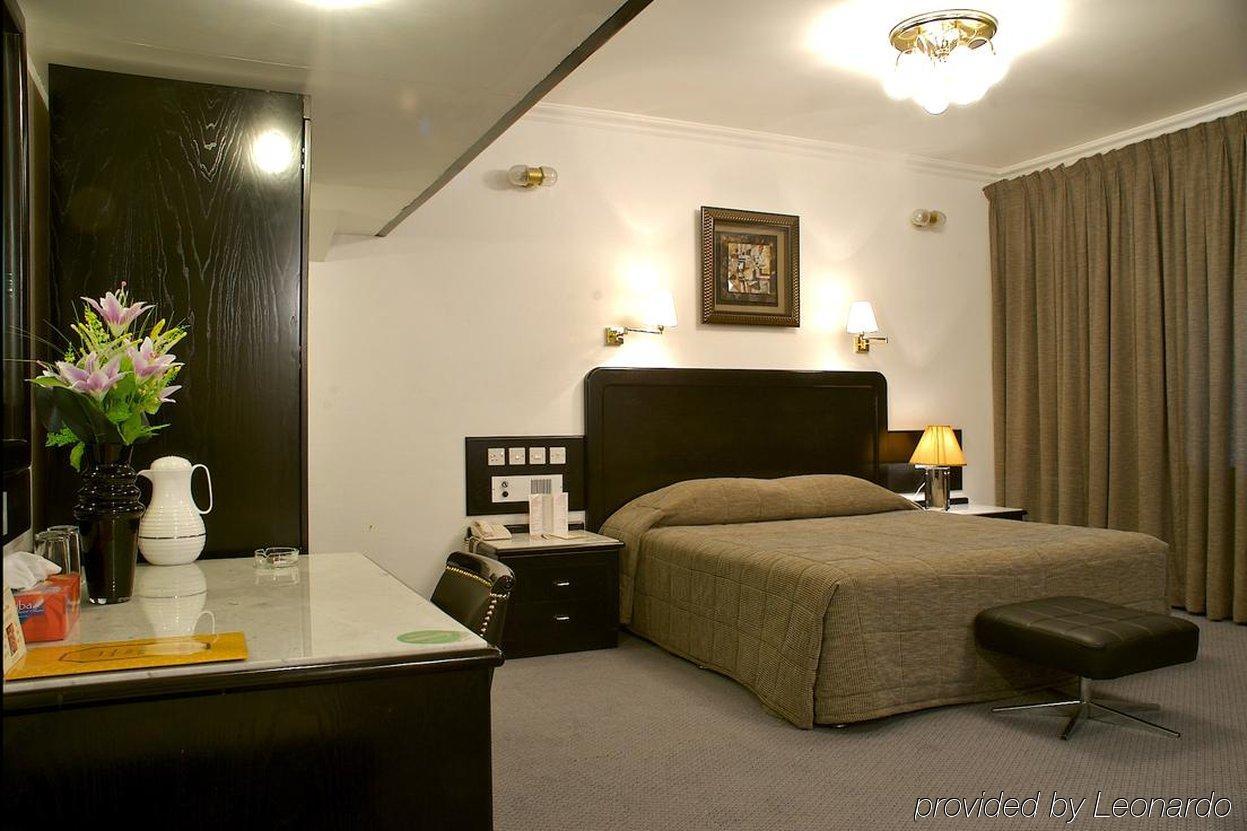 Ambassador Hotell 3*