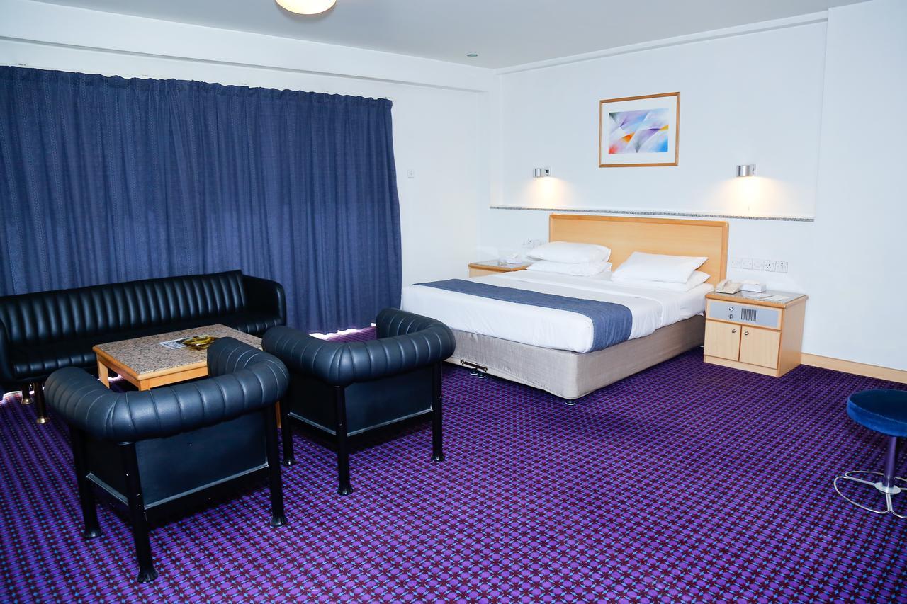 Ambassador Hotell 3*
