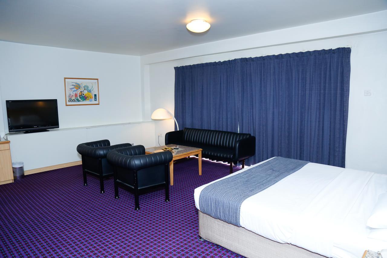 Ambassador Hotell 3*