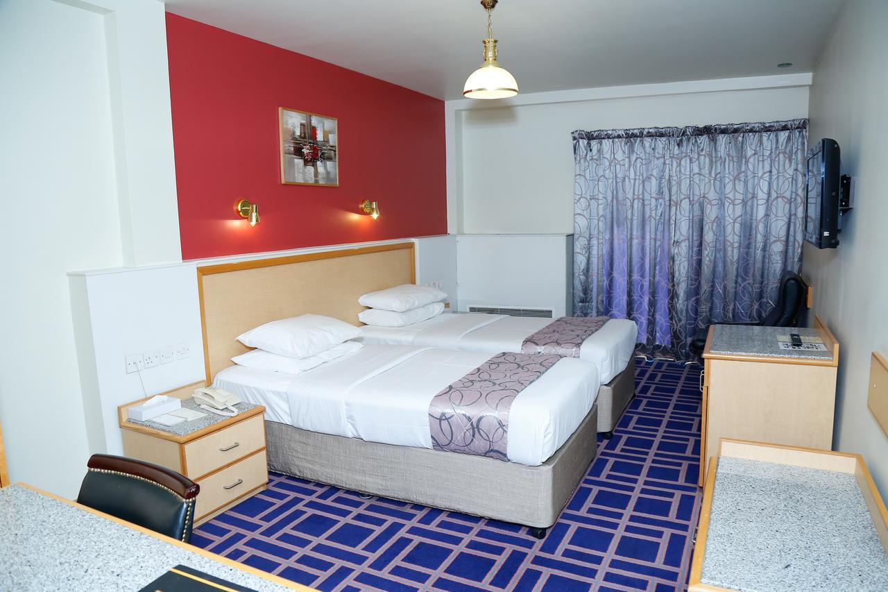 Ambassador Hotell 3*