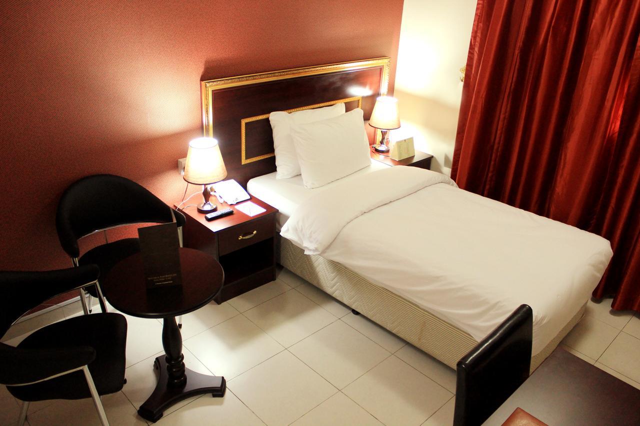 Montreal Naif Hotell 2*
