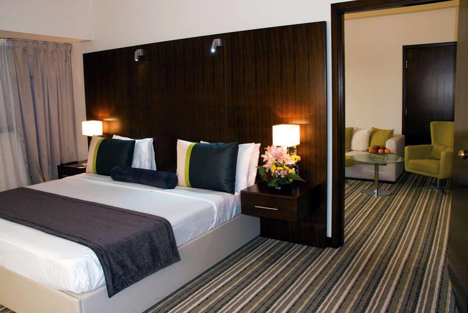 Avari 4*